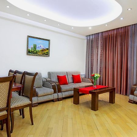 3 Bedroom Apartment Near Republic Square Ereván Exterior foto