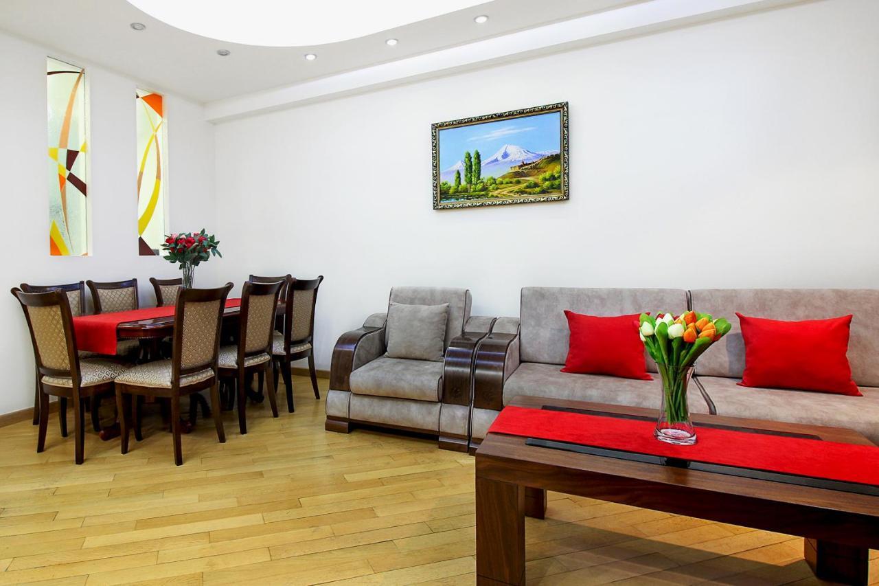 3 Bedroom Apartment Near Republic Square Ereván Exterior foto