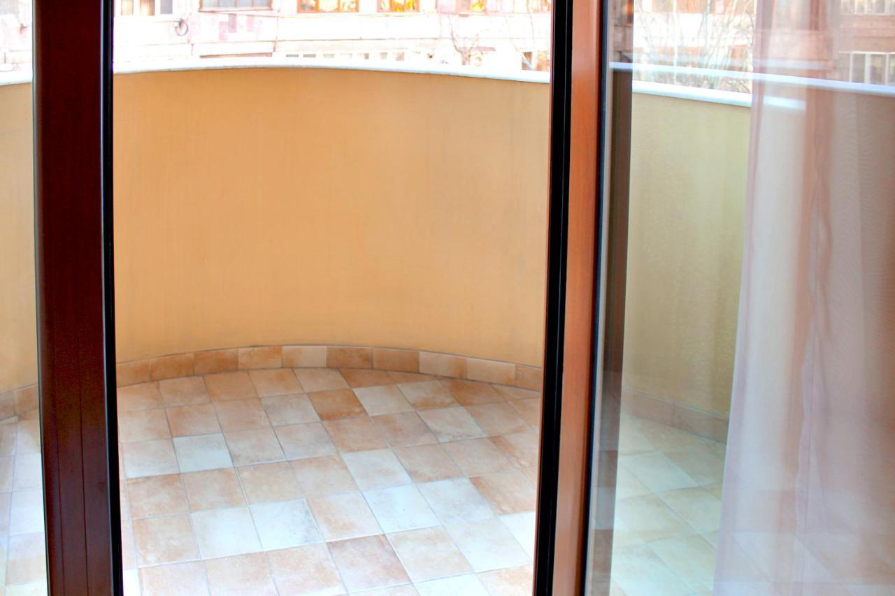 3 Bedroom Apartment Near Republic Square Ereván Exterior foto