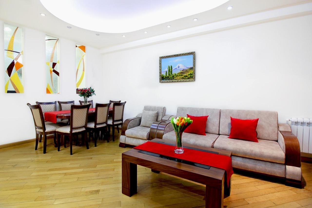 3 Bedroom Apartment Near Republic Square Ereván Exterior foto