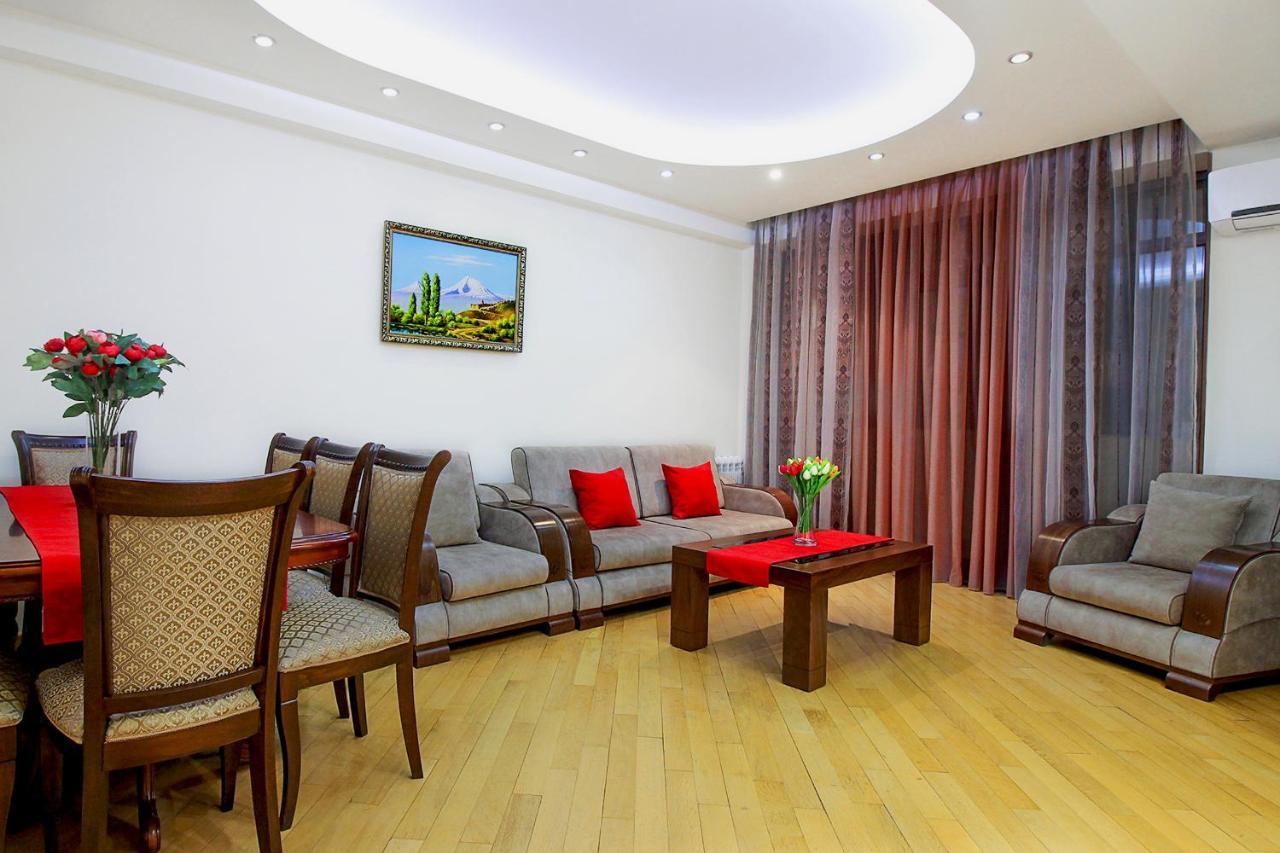 3 Bedroom Apartment Near Republic Square Ereván Exterior foto